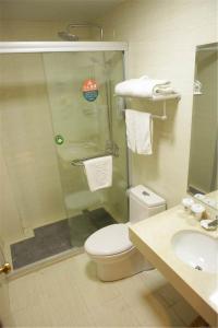 ห้องน้ำของ GreeTree Inn JiangSu Suzhou Taiping High-speed North Station Express Hotel