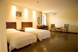 เตียงในห้องที่ GreeTree Inn JiangSu Suzhou Taiping High-speed North Station Express Hotel