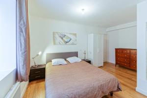 a bedroom with a bed with two pillows on it at Dogon Reef Biarritz - Plages - Halles - Hypercentre in Biarritz