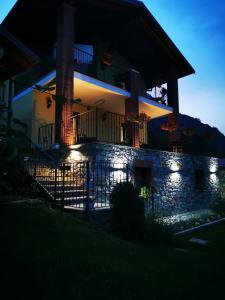 una casa iluminada por la noche con luces en Agriturismo La Ca' d'Amelio en Lessolo