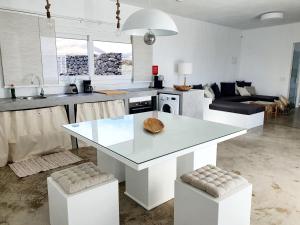 uma cozinha com uma ilha branca num quarto em Apartamento con vistas al oceano em Tías