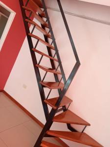 - un escalier en colimaçon en bois dans l'établissement Cabaña Amaya, à Tandil