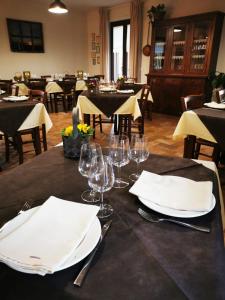 Lessolo的住宿－Agriturismo La Ca' d'Amelio，餐桌上带眼镜和餐巾的桌子