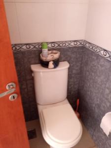 uma casa de banho com um WC branco num quarto em Cabaña Amaya em Tandil