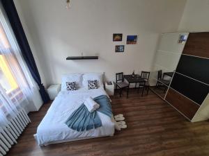 Postel nebo postele na pokoji v ubytování Světlý prostorný byt v Karlíně