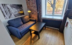 sala de estar con sofá azul y mesa en Cozy two-story Loft Apartments 6, en Tallin