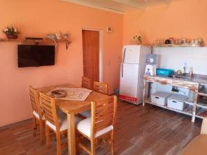 een keuken en eetkamer met een tafel en een koelkast bij Luz de las Sierras 2 in Arroyo de Los Patos