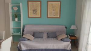 1 dormitorio con 1 cama con paredes y almohadas azules en NAUTILUS VISTAS MAR, NUEVO Centro Salou, en Salou