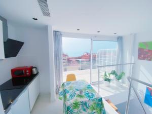 ein Wohnzimmer mit einem Stuhl und einem Balkon in der Unterkunft HUG HOTEL2022 in El Carrer del Canonge