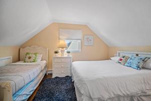 1 dormitorio con 2 camas y ventana en ⭐️The Lucky 7 Beach House⭐️Water view⭐️4 bedroom⭐️, en Brigantine