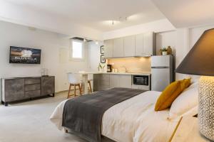 Kuchyň nebo kuchyňský kout v ubytování Blueisla GREY Studio Town Mykonos