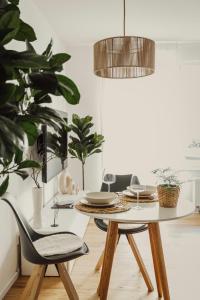 een eetkamer met een tafel en stoelen en planten bij Stilvolles Apartment in ruhiger Lage in Leipzig