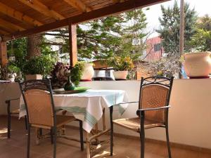 une table et des chaises assises sur une terrasse dans l'établissement Afroditi's Guest House, à Héraklion