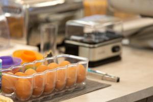 a bowl of oranges on a counter in a kitchen at Hotel Morena Riccione Centrale in Riccione