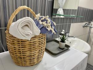 A bathroom at El Greco Apartments in Tigaki, near the sea - No 3 Még 37 kép