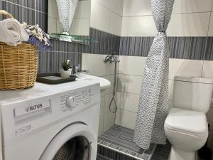 A bathroom at El Greco Apartments in Tigaki, near the sea - No 3