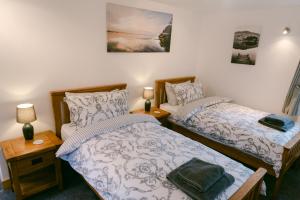 2 camas individuales en una habitación con 2 lámparas en Crookabeck B&B en Patterdale