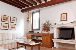 sala de estar con sofá y chimenea en Venice Salute Appartamenti, en Venecia