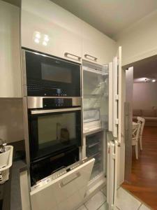 uma cozinha com um frigorífico aberto e um micro-ondas em Прекрасная квартира со всем необходимым для жизни em Duisburgo