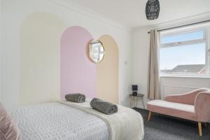 เตียงในห้องที่ Mulberry House - Detached 6 Bedroom House with Hot Tub & Private Parking