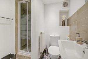 Ένα μπάνιο στο Mulberry House - Detached 6 Bedroom House with Hot Tub & Private Parking