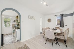 Η κουζίνα ή μικρή κουζίνα στο Mulberry House - Detached 6 Bedroom House with Hot Tub & Private Parking +24 φωτογραφίες