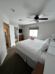 Postel nebo postele na pokoji v ubytování GetAways at Havasu Dunes Resort