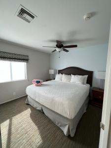 Postel nebo postele na pokoji v ubytování GetAways at Havasu Dunes Resort
