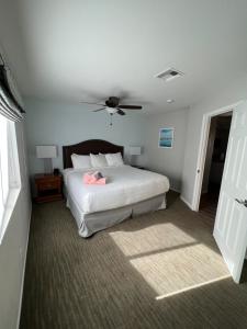 Postel nebo postele na pokoji v ubytování GetAways at Havasu Dunes Resort