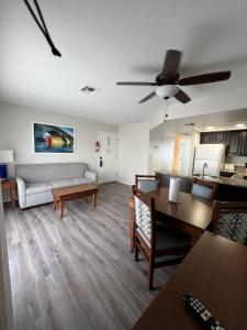 Kuchyň nebo kuchyňský kout v ubytování GetAways at Havasu Dunes Resort