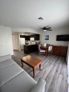 Kuchyň nebo kuchyňský kout v ubytování GetAways at Havasu Dunes Resort