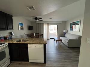 Kuchyň nebo kuchyňský kout v ubytování GetAways at Havasu Dunes Resort