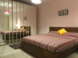 Tempat tidur dalam kamar di Al-Rehab luxury apartment