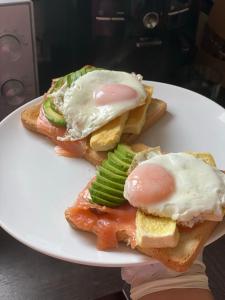 een bord met twee broodjes met een ei erop bij Прекрасная квартира со всем необходимым для жизни in Duisburg