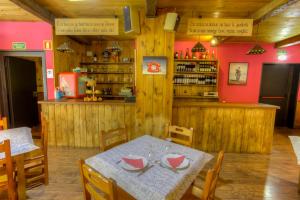 Ресторант или друго място за хранене в Hostal Rural La Tintoreria