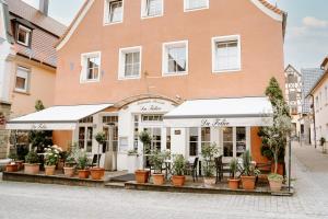 a store with plants in pots in front of a building at Hotel Da Felice in Bopfingen