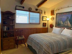 Säng eller sängar i ett rum på Kernville - walk to River Kern & Downtown