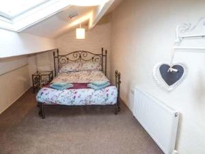 Llit o llits en una habitació de Worth Valley Cottage