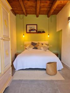 Residence Cala Francese - Case sul mare في لا ماداّلينا: غرفة نوم بسرير ابيض في غرفة