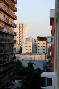 uma vista para uma cidade com edifícios altos em Guaruja Conforto e Lazer - Apartamento na Praia da Enseada no Guarujá