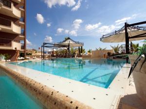La pileta dentro o cerca de Hotel Golden Ina - All Inclusive - Beachfront