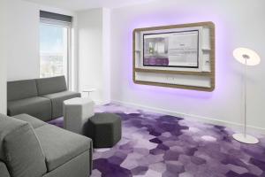 Ein Sitzbereich in der Unterkunft YOTEL Amsterdam