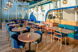 Ein Restaurant oder anderes Speiselokal in der Unterkunft YOTEL Amsterdam 