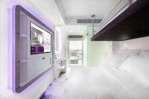 Ein Bett oder Betten in einem Zimmer der Unterkunft YOTEL Amsterdam