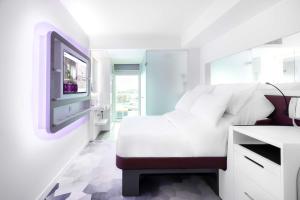 Ein Bett oder Betten in einem Zimmer der Unterkunft YOTEL Amsterdam