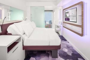 Ein Bett oder Betten in einem Zimmer der Unterkunft YOTEL Amsterdam