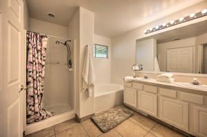 Un baño con bañera, lavabo y ducha. en Inviting Bakersfield Home with Spacious Yard!, en Bakersfield 23 fotos más