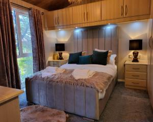 Cheerful 3 bedroom Lodge At White cross Bay Windermere 객실 침대