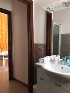 une salle de bain avec un lavabo et un miroir dans l'établissement Appartamento affitti brevi Verona Colors/G.B. Rossi friendly, à Vérone