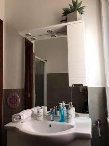 une salle de bain avec un lavabo et un miroir dans l'établissement Appartamento affitti brevi Verona Colors/G.B. Rossi friendly, à Vérone 13 autres photos